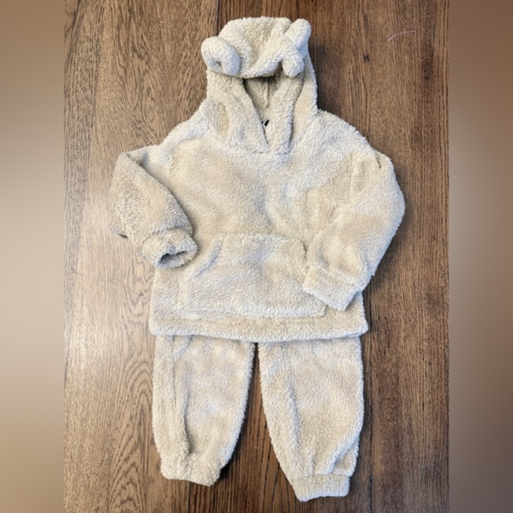 Nova Kids 2 pc Cream Fleece Kids Sz 4 Set bear ears on hood. EUC sweatsuit BA